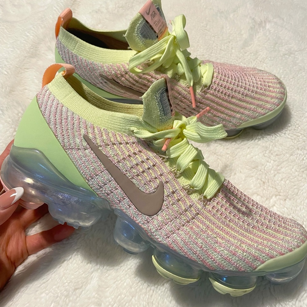 Women’s Nike Flynit Vapormax running + training shoe. Size US 7.5. Worn once